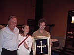 2005-Junio-Entrega de una placa a los hijos de Manolo Zarauza